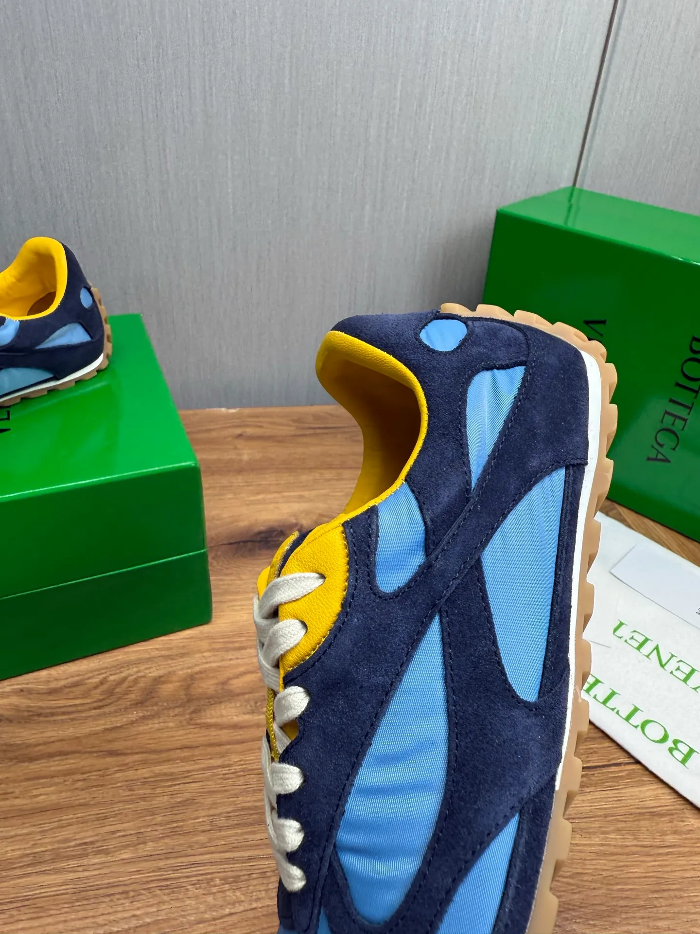 Men's men's shoes💰540💰 Bottega Veneta｜BV's new Forrest Gump shoes. Dexun shoes🩷💚 Sneaker technology nylon and suede, inspired by retro sneakers, light, comfortable, breathable and essential item. Original wear-resistant and non-slip rubber outsole❕❗️ Size: Female 35-40 (40 is custom-made and cannot be returned) Male 39-45 (45 is custom-made and cannot be returned or exchanged)
